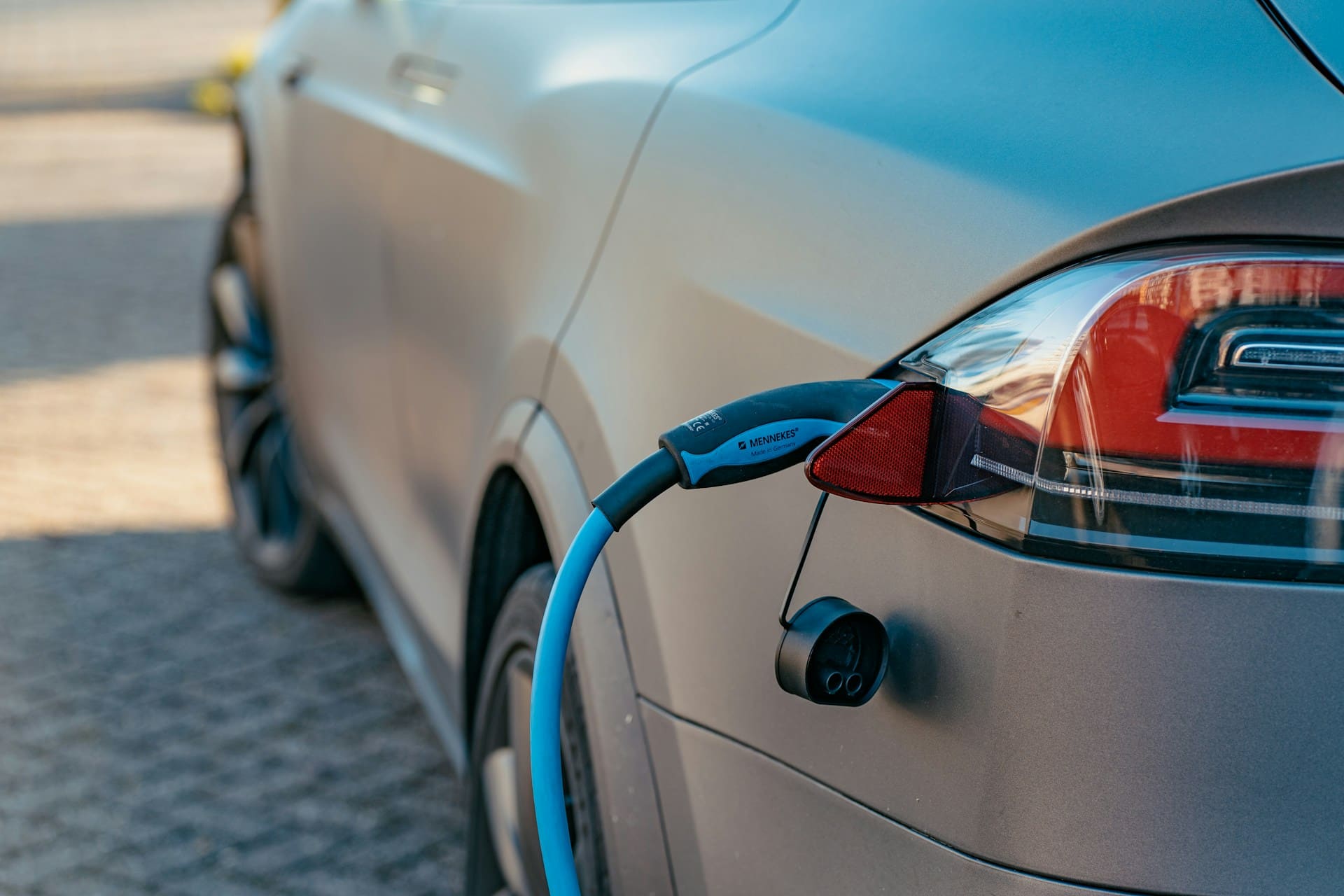 Die Zukunft der Energieversorgung: Wie Elektroautos das Stromnetz unterstützen können 